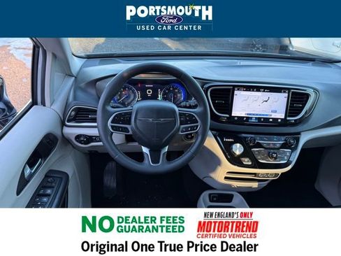 Used 2024 Chrysler Pacifica Touring-L image 7