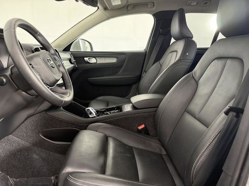 Used 2025 Volvo XC40 B5 Plus image 17