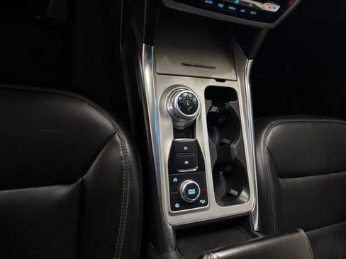 Used 2021 Ford Explorer XLT w/ Equipment Group 202A AWD/4WD image 19