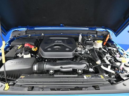 Used 2022 Jeep Wrangler Unlimited Sahara AWD/4WD image 16
