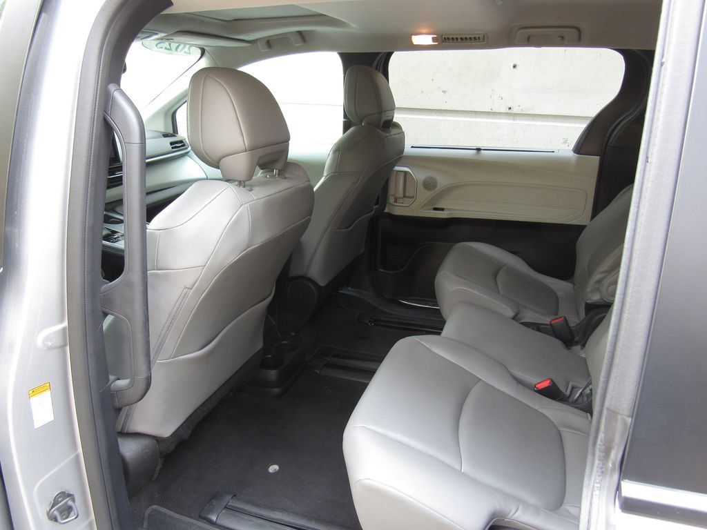 Certified 2025 Toyota Sienna XLE FWD image 15