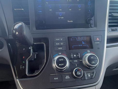 Used 2015 Toyota Sienna XLE FWD image 22
