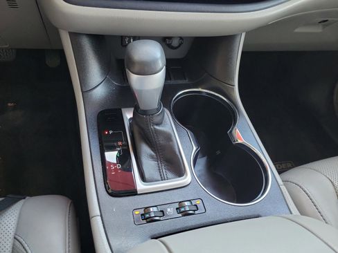 Used 2015 Toyota Highlander Limited image 19