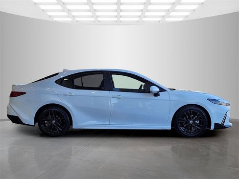 Used 2025 Toyota Camry SE image 3