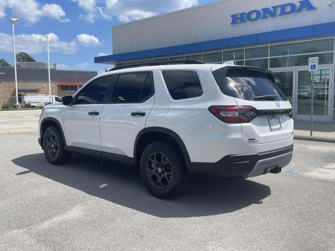 Used 2025 Honda Pilot TrailSport image 4