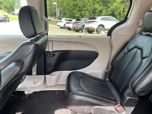 Used 2023 Chrysler Pacifica Touring-L FWD image 12
