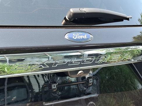 Used 2023 Ford Explorer XLT AWD/4WD image 31