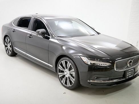 Certified 2023 Volvo S90 B6 Ultimate w/ Lounge Package image 4