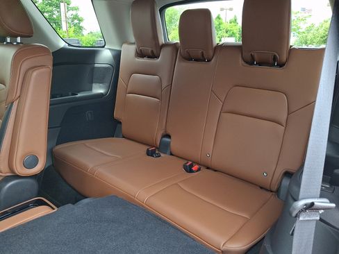 Used 2024 Nissan Pathfinder Platinum AWD/4WD image 11