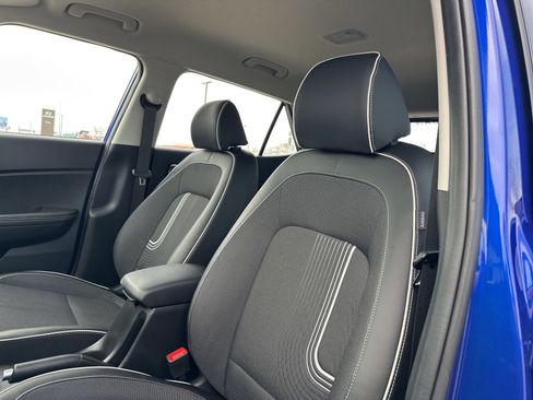 Used 2023 Hyundai Venue Limited FWD image 9