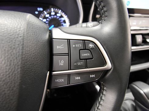 Used 2023 Toyota Highlander XLE AWD/4WD image 22