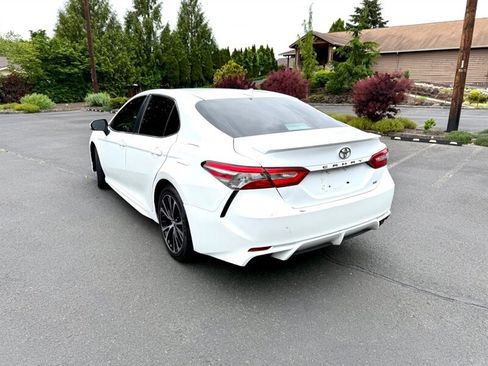 Used 2019 Toyota Camry SE FWD image 6