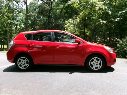 Used 2009 Pontiac Vibe w/ Preferred Package FWD image 4