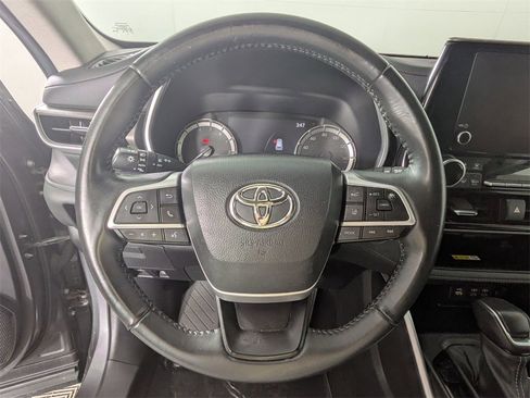 Used 2023 Toyota Highlander XLE image 17
