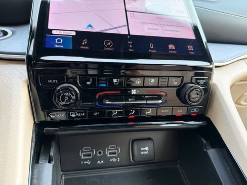 Used 2023 Jeep Grand Cherokee Limited w/ Luxury Tech Group II AWD/4WD image 12