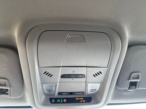 Used 2024 GMC Terrain SLT image 21