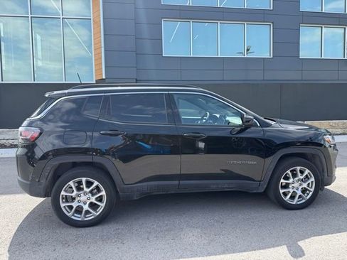 Used 2024 Jeep Compass Latitude w/ Sun and Sound Group AWD/4WD image 2