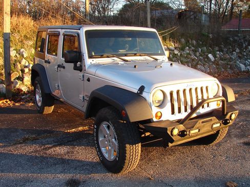 Used 2012 Jeep Wrangler Unlimited Sport image 2