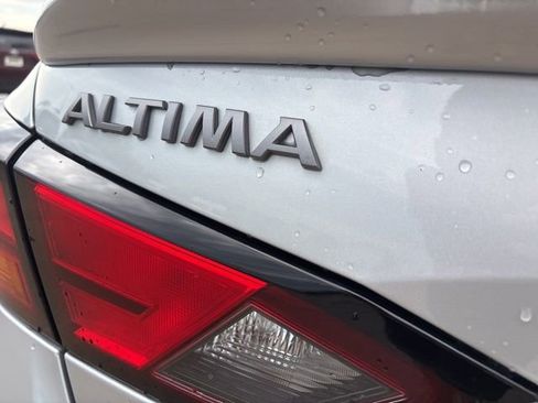 Used 2023 Nissan Altima 2.0 SR FWD image 11