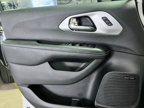Used 2023 Chrysler Pacifica Limited w/ Uconnect Theater Family Group FWD image 25