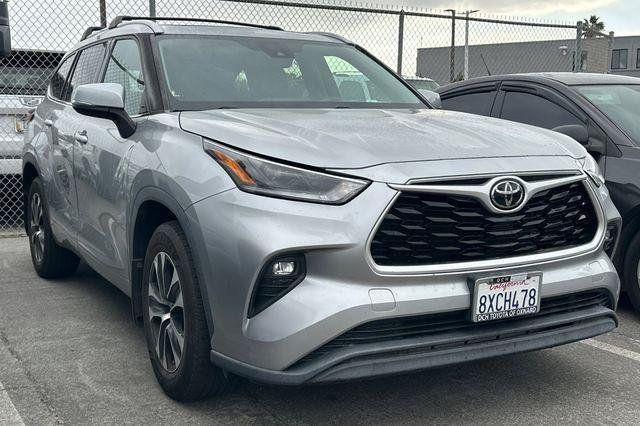 Used 2021 Toyota Highlander XLE FWD image 2