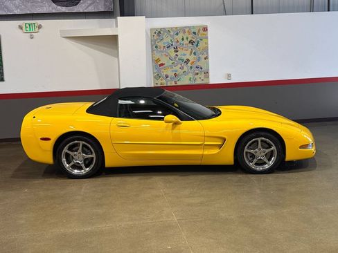 Used 2004 Chevrolet Corvette Convertible w/ Preferred Equipment Group RWD image 24
