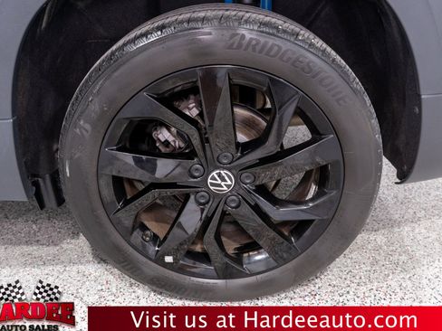 Used 2023 Volkswagen Taos SE w/ Panoramic Sunroof Package FWD image 10