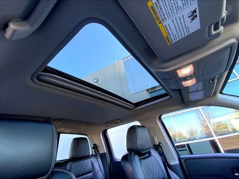 Used 2024 Nissan Frontier SL w/ Technology Package image 19