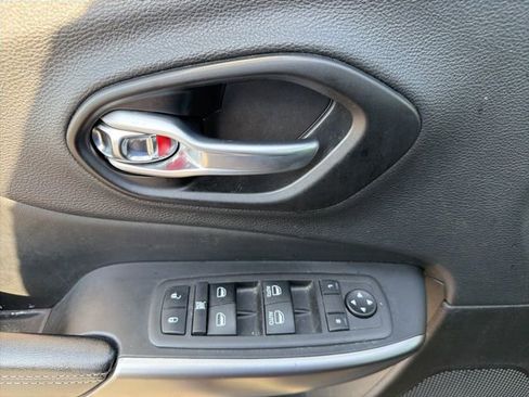 Used 2022 Jeep Cherokee Latitude Lux w/ Sun & Sound Group AWD/4WD image 13