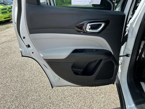 Used 2024 Jeep Compass Limited image 13