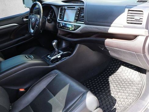 Used 2017 Toyota Highlander Limited AWD/4WD image 22