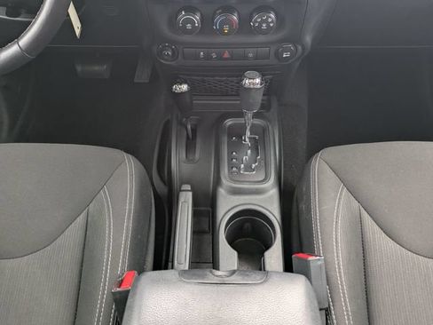 Used 2018 Jeep Wrangler Unlimited Sahara w/ Connectivity Group AWD/4WD image 18