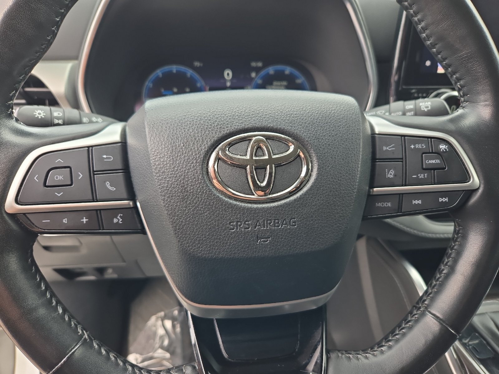 Used 2023 Toyota Highlander Platinum FWD image 24