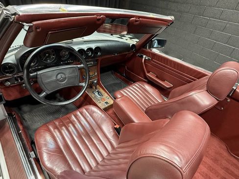 Used 1988 Mercedes-Benz 560 SL image 2