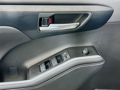 Used 2025 Toyota Highlander XLE FWD image 18