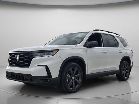 Used 2025 Honda Pilot Sport image 9