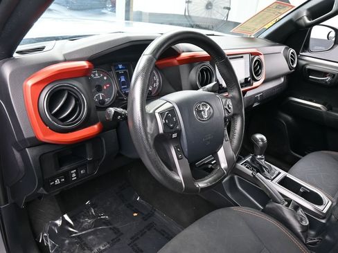 Used 2019 Toyota Tacoma TRD Off-Road image 10