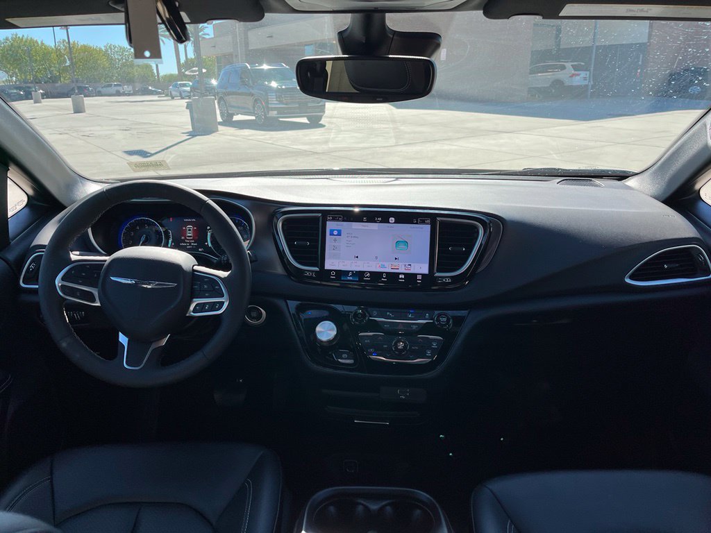 Used 2026 Chrysler Pacifica Select FWD image 13