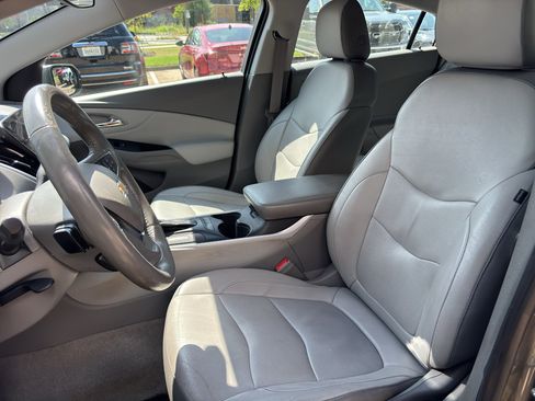 Used 2017 Chevrolet Volt LT w/ Comfort Package FWD image 12