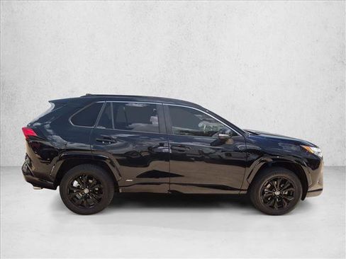 Used 2022 Toyota RAV4 SE AWD/4WD image 4