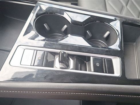 Used 2024 Volkswagen Atlas SE image 19