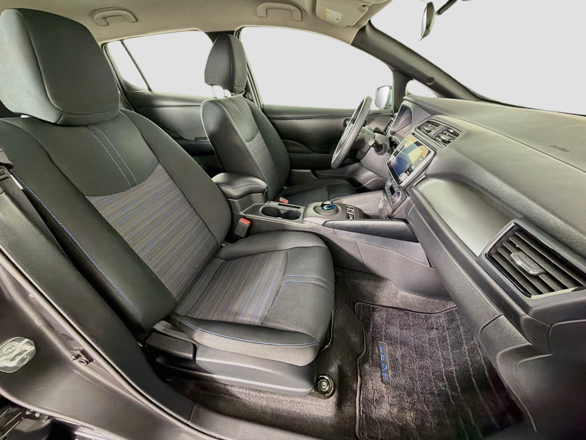 Used 2025 Nissan Leaf S FWD image 29