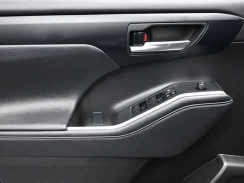 Used 2023 Toyota Highlander XLE FWD image 7