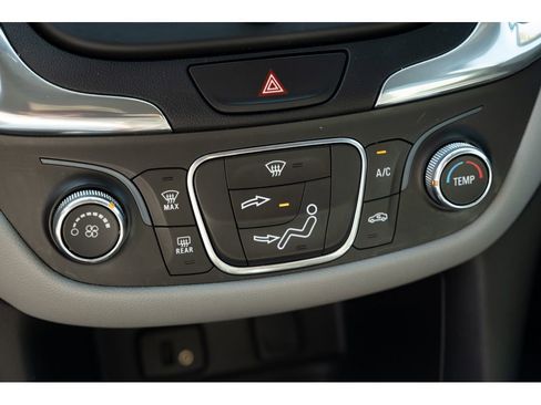 Used 2018 Chevrolet Equinox LT FWD image 28