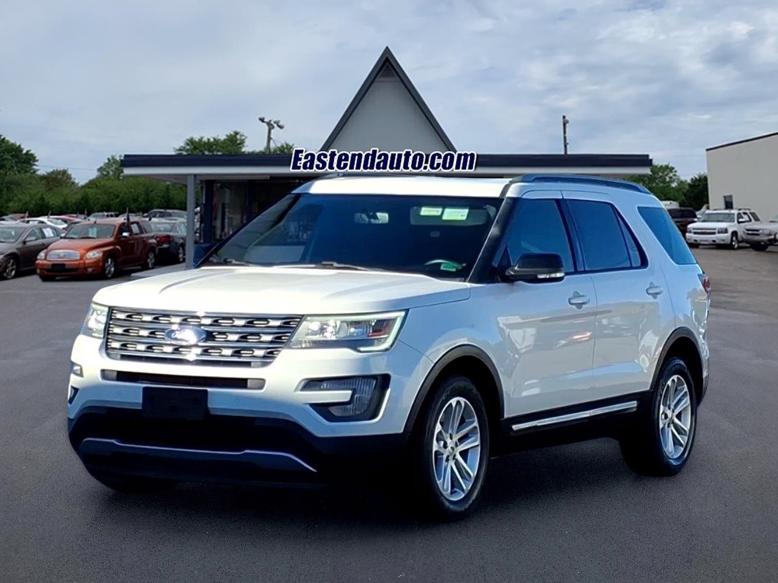 Used 2017 Ford Explorer XLT w/ Equipment Group 202A FWD image 1