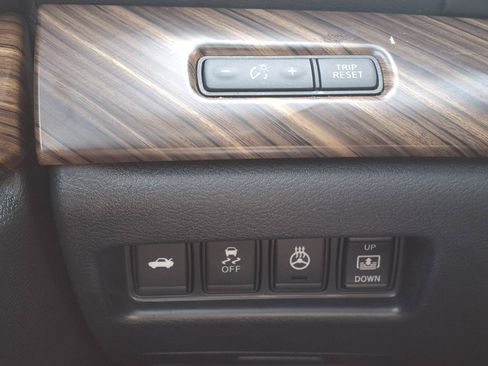 Used 2017 Nissan Maxima Platinum w/ Medallion Package FWD image 18