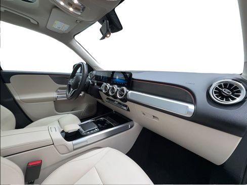 Used 2022 Mercedes-Benz GLB 250 w/ Premium Package Lite image 31