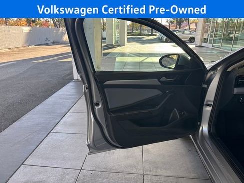 Certified 2025 Volkswagen Jetta SE w/ Sunroof Package image 14