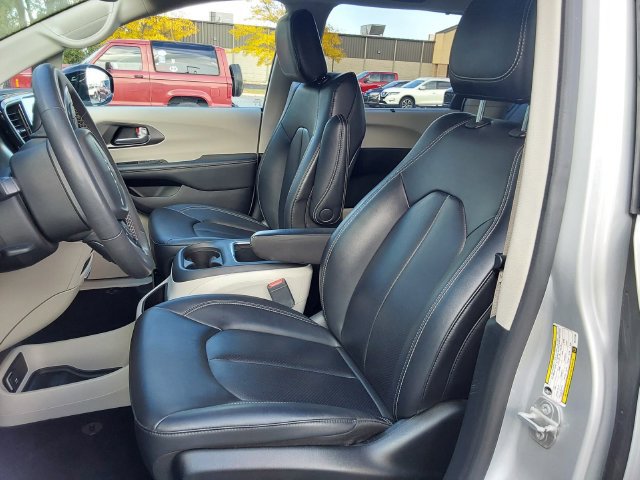 Used 2024 Chrysler Pacifica Touring-L FWD image 23