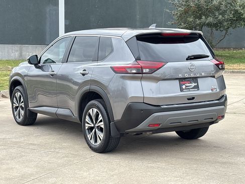 Used 2023 Nissan Rogue SV image 3